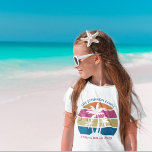 Camiseta Paseo de primavera playa Sunset Cute Personalizado<br><div class="desc">Esta bonita camiseta de chicas con la puesta de sol de la palmera tropical es perfecta para un viaje en primavera o unas divertidas vacaciones en barco de crucero con la familia. Personaliza un juego de camisetas personalizadas para que tu grupo se desplace a la playa o para una reunión...</div>