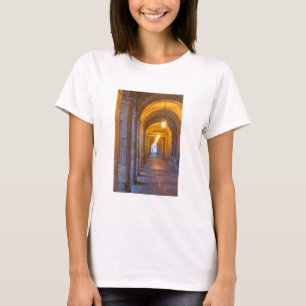 Camiseta Pasillo de piedra iluminado por lámparas, España