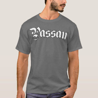 Camiseta Passau escrito con letra gótica