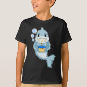 Camiseta Pastel de velas de cumpleaños de tiburón