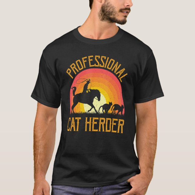 Camiseta Pastor de Gatos Profesional en el atardecer retro (Anverso)