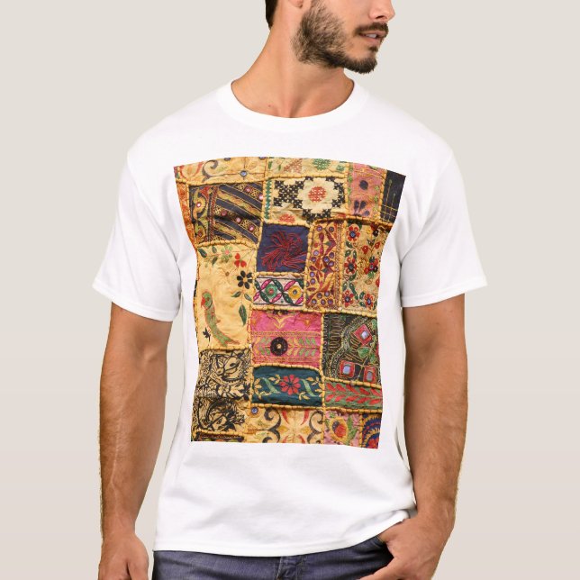 Camiseta Patchwork indio: Ropa del mercado de Hampi. (Anverso)