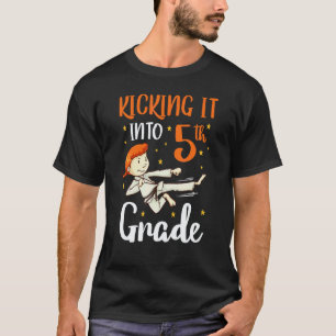 Camiseta pateándolo chica de tae kwon do de quinto grado de