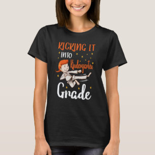 Camiseta pateándolo niña de tae kwon do de jardín de infant