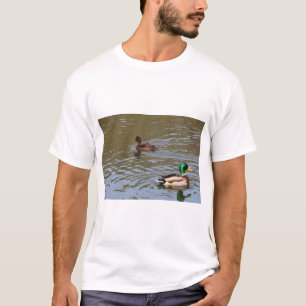 Camiseta Pato mallard y pato tufado en un río