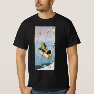 Camiseta Pato salvaje nadando entre juncos cargados de niev