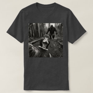 Camiseta Pato Silvestre Divertido Persecución de Bigfoot