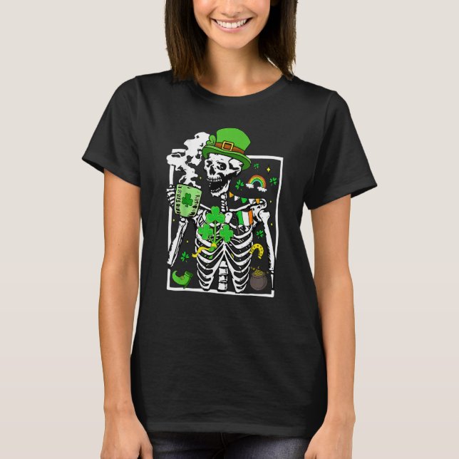 Camiseta Patrick's Day Skeleton Shamrock Skull Drinking Cof (Anverso)