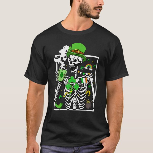 Camiseta Patrick's Day Skeleton Shamrock Skull Drinking Cof (Anverso)