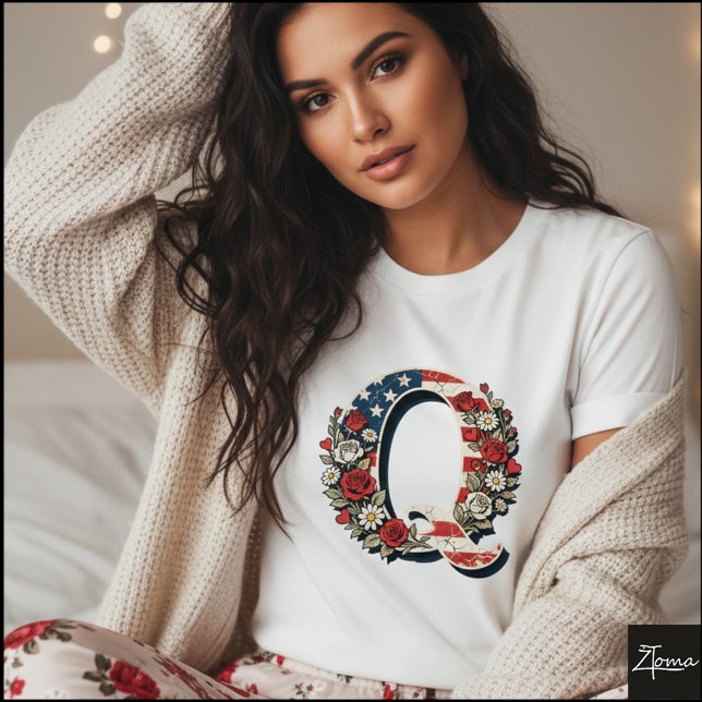 Camiseta Patriotic Floral Letter Q Wreath Design (Sample design. Several style are available to choose from, with the option to add a name & color.
)