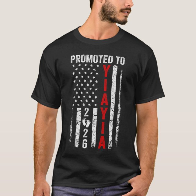 Camiseta Patriotic Promoted To Yiayia 2026 First Time New Y (Anverso)