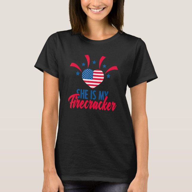 Camiseta Patriótica Ella Es Mis Petardos 4 De Julio Ameri (Anverso)