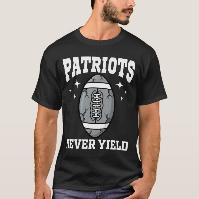 CAMISETA PATRIOTS NEVER YIELD - NEW ENGLAND FOOTBALL (Anverso)