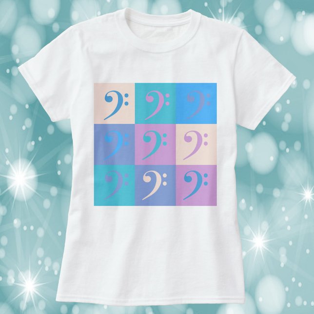 Camiseta Patrón de Clave de Fa Música Pastel (A tshirt with a pastel pattern of bass clefs.)