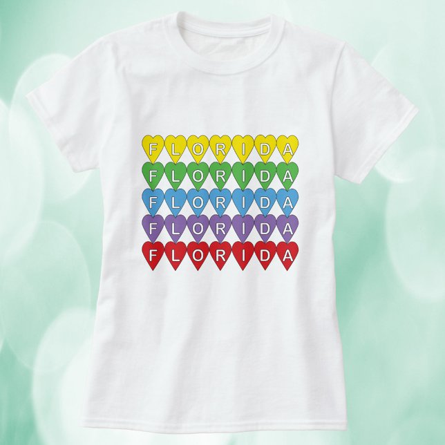 Camiseta Patrón de Corazones Arcoíris de Florida (A tshirt with colorful hearts that spell out Florida.)