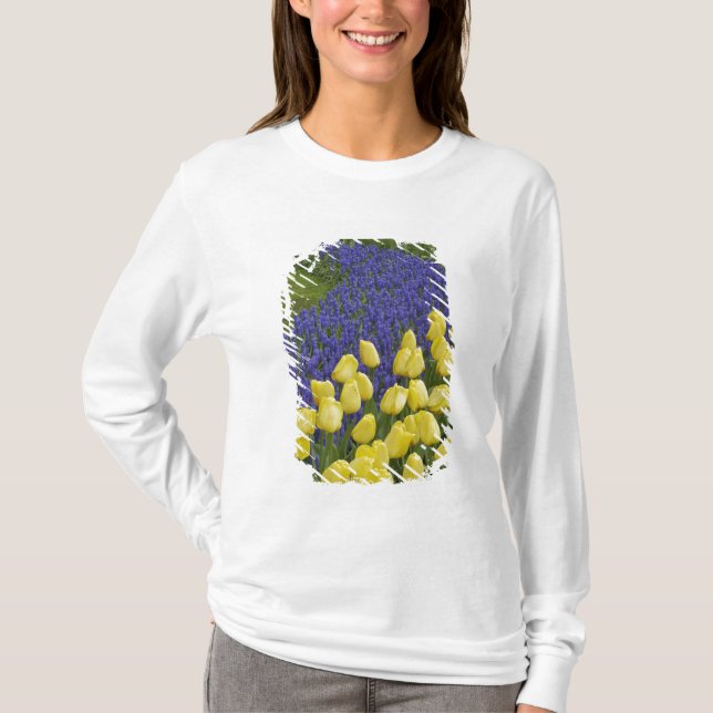 Camiseta Patrón de jardín de flores de jacinto de uva y (Anverso)