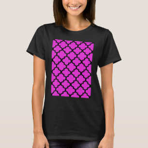 Camiseta Patrón De Quatrefoil En El Esbozo Negro En El Rosa