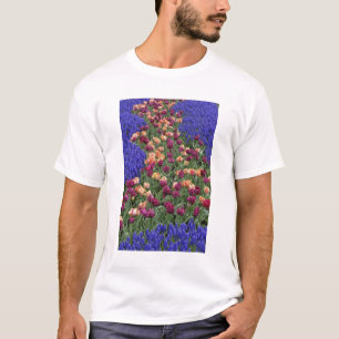 Camiseta Patrón de tulipanes y flores de jacinto de uva,