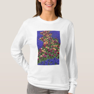 Camiseta Patrón de tulipanes y flores de jacinto de uva,