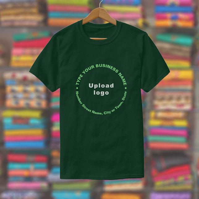Camiseta Patrón redondo Marca comercial Texto sobre el verd (Depp forest green t-shirt with round pattern text business branding displayed in a store)