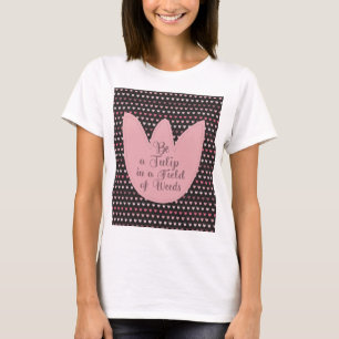 Camiseta Patrón simple de tulipán rosado con fondo oscuro