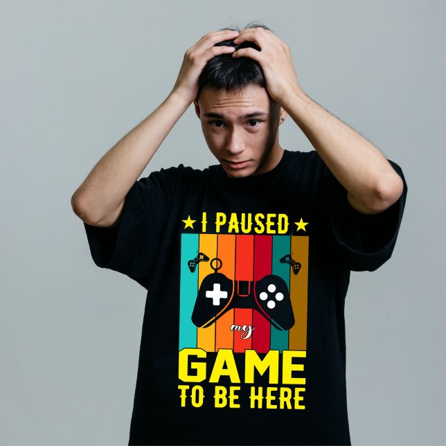 Camiseta Pausé mi juego para estar aquí (Subido por el creador)