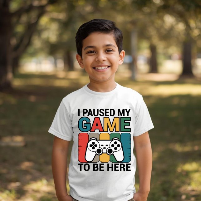 Camiseta Pausé mi juego para estar aquí (Subido por el creador)