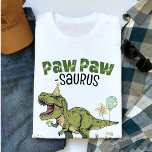 Camiseta PawPaw-saurus Funny Dinosaur Kids Birthday Fiesta<br><div class="desc">Esta super linda camiseta unisex para hombres PawPaw-saurus, diseñada para coincidir con los años de cumpleaños de los niños 1-6, diseños de dinos familiares a juego, es el tee perfecto para que un abuelo se ponga en la divertida fiesta de cumpleaños de su pequeño Jurassic dinosaur - ¡gran momento de...</div>