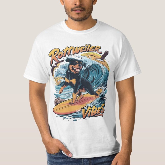 Camiseta Paws and Waves Rottweiler Surfing Adventure (Anverso)