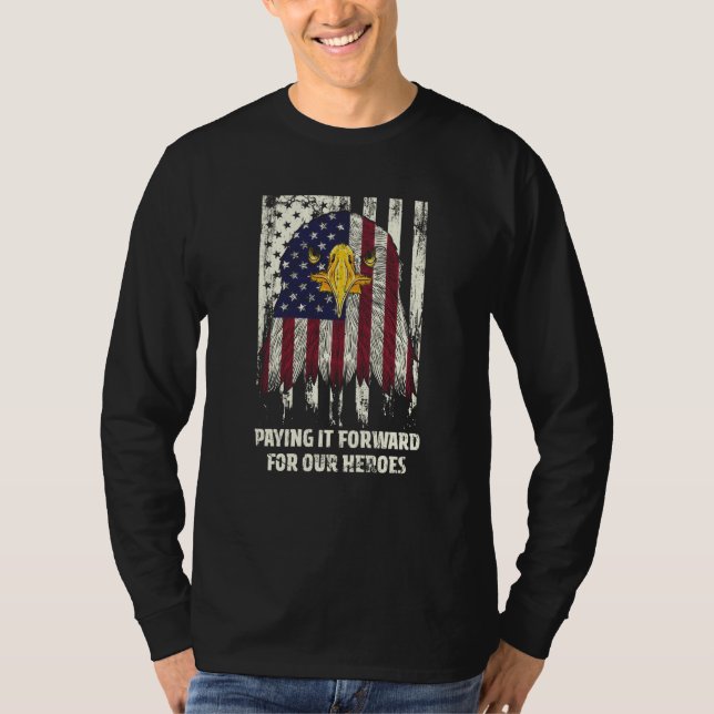 Camiseta Paying It Forward Proud American Honored USA Patri (Anverso)