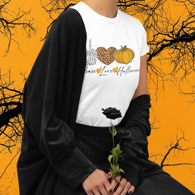 Camiseta Paz Amor Halloween (Love Halloween? Spread the love with this cute Peace, Love, Halloween tee.)