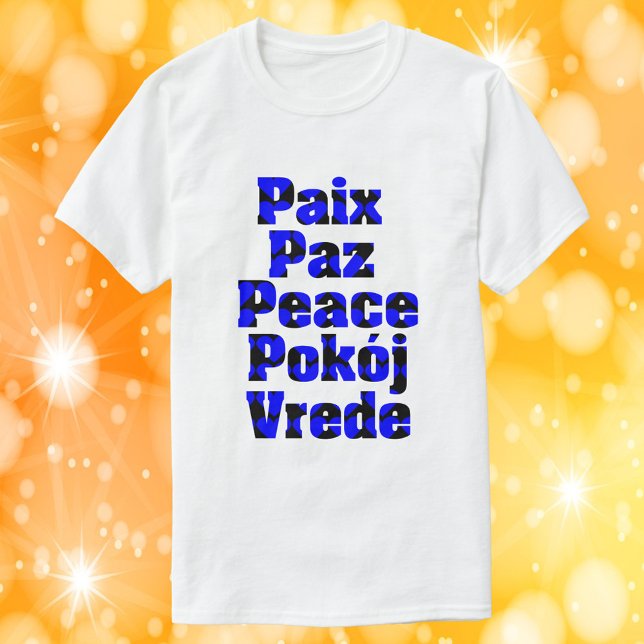 Camiseta Paz Muchos idiomas Corazón Azul Negro (A shirt that says peace in a variety of languages with a blue and black heart pattern. )