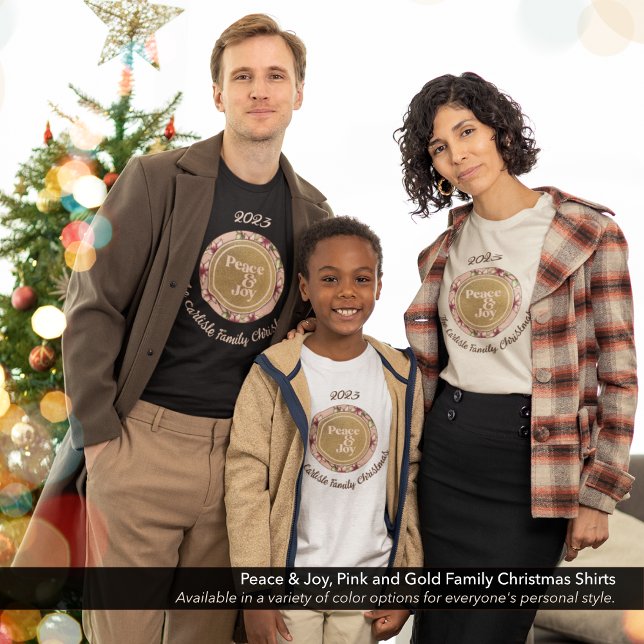 Camiseta Paz y alegría Navidades de nombre de familia de or (Peace & Joy, Pink Gold Family Christmas Shirts: Available with light or dark text.)