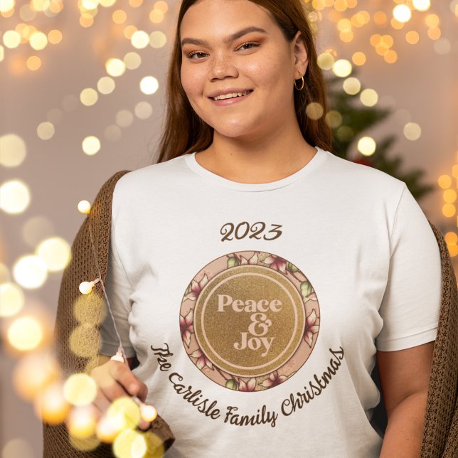 Camiseta Paz y alegría Navidades de nombre de familia de or (Peace & Joy Pink Gold Family Name Christmas T-Shirt)