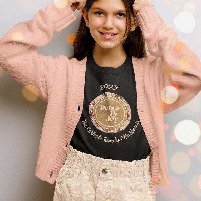 Camiseta Paz y alegría Navidades de nombre de familia de or (Peace & Joy Pink Gold Family Name Christmas Girls' T-Shirt)
