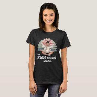 Camiseta Peace Looks Good On Me – Empowering Yoga Tee