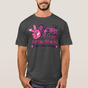 Camiseta Peace Love Cure Pink Leopard Messy Bun Breast Canc