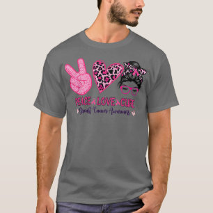 Camiseta Peace Love Cure Pink Leopard Messy Bun Breast Canc