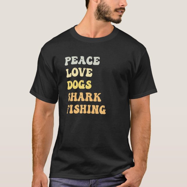Camiseta Peace Love Dogs Shark Fishing Retro (Anverso)