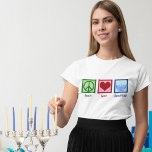 Camiseta Peace Love Hanukkah Menorah Cute Women's<br><div class="desc">Peace Love Hanukkah regalo de camisetas para mujeres a un amigo judío al que le gusta celebrar Chanukah. Una señal de paz de bonito,  corazón y una hermosa menorah.</div>