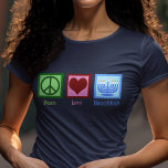Camiseta Peace Love Hanukkah Women's<br><div class="desc">Guay Peace Love Hanukkah tee por una persona judía a la que le gusta celebrar Chanukah. Una señal de paz de bonito,  un corazón lindo y una hermosa menorah.</div>