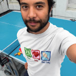 Camiseta Peace Love Pong<br><div class="desc">Un regalo para los Navidades del jugador de ping pong. Hay una bonita mesa de ping pong con un signo de paz verde,  un corazón rojo y una raqueta de ping pong.</div>