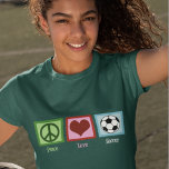 Camiseta Peace Love Soccer<br><div class="desc">Tanto si eres una madre futbolera como profesional del fútbol, te encantará esta camisa de fútbol femenina fresca. Peace Love Soccer decorado con un signo de paz verde, corazón y una pelota de fútbol para un ávido hincha o un jugador de fútbol impresionante. ¡Pida ahora un regalo de Navidades para...</div>