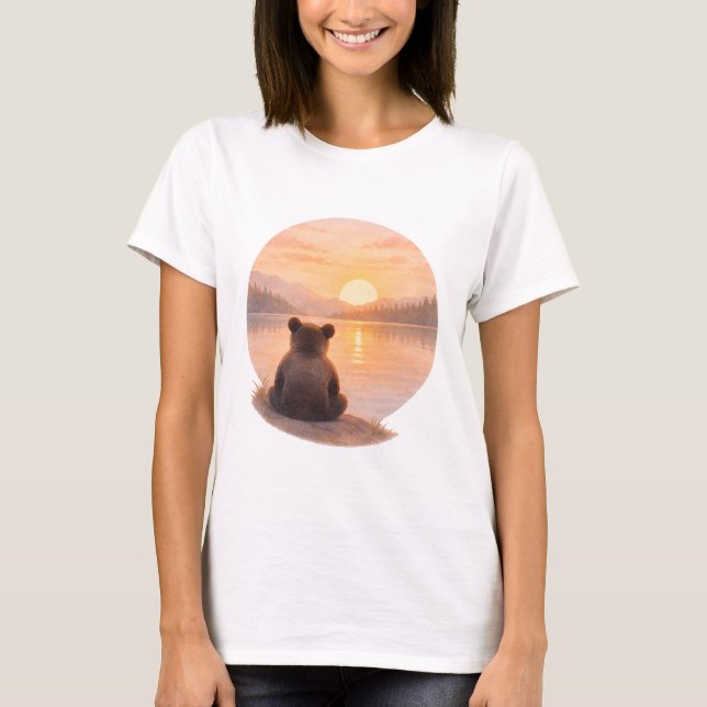 Camiseta Peaceful Bear Cub Sunset– Soft Watercolor  (Anverso)