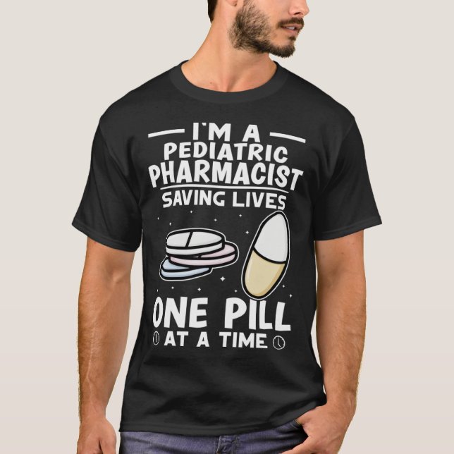 Camiseta Pediatric Pharmacist Saving Lives One Pill At A Ti (Anverso)