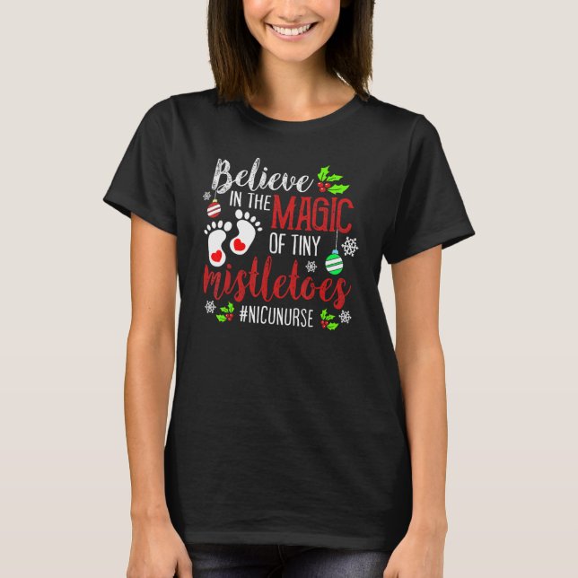 Camiseta PEDS NICU Enfermero Believin Magia De Mistletoe Pe (Anverso)