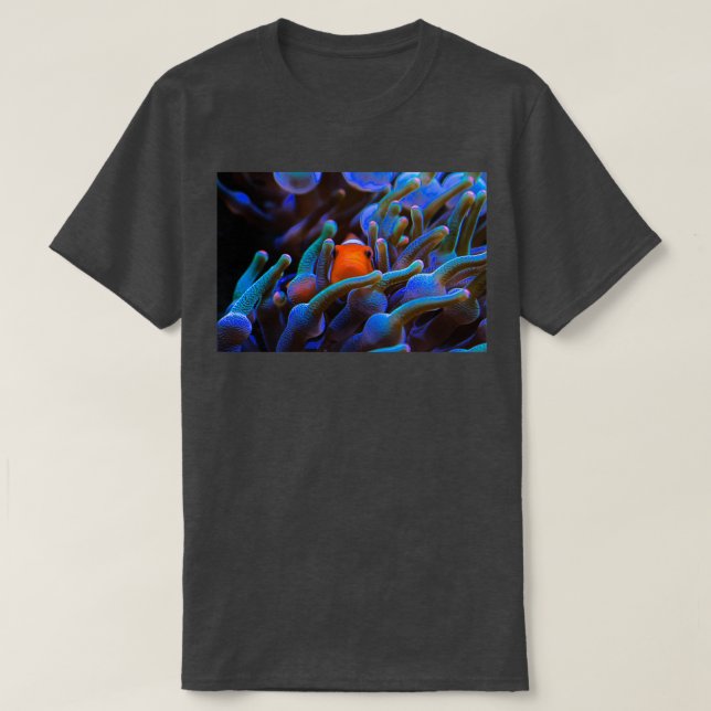 Camiseta Peeping Clownfish en la barrera de coral (Diseño del anverso)