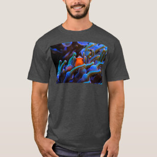 Camiseta Peeping Clownfish en la barrera de coral