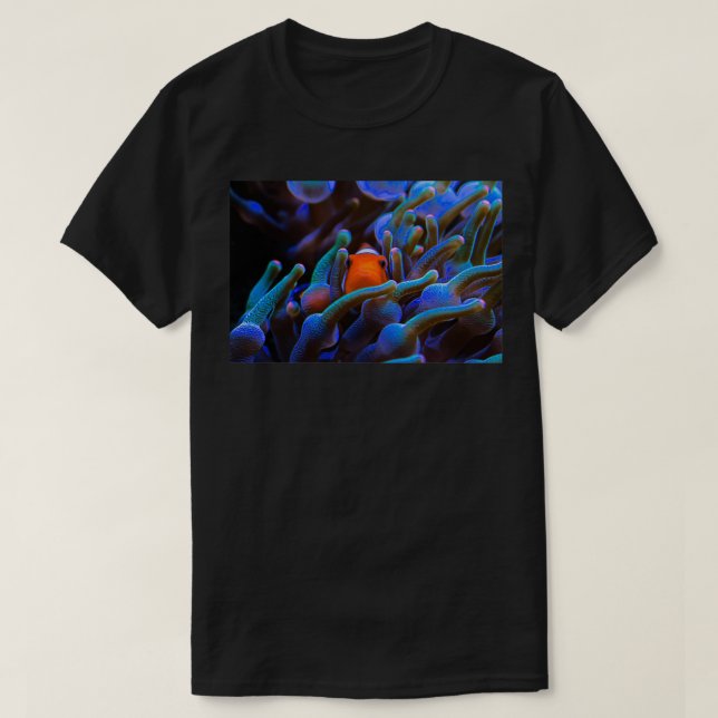 Camiseta Peeping Clownfish en la barrera de coral (Diseño del anverso)
