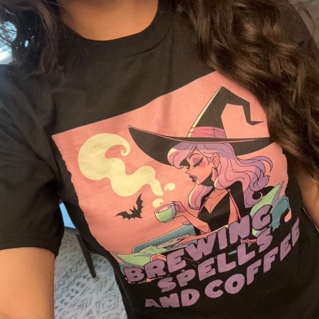 Camiseta Películas de elaboración y Gótico de café pastel B (Brewing Spells and Coffee Pastel Goth Witch T-Shirt)